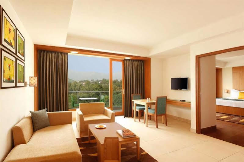 Lemon Tree Hotel, Ντεχραντούν Εξωτερικό φωτογραφία